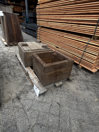 2x Hardhouten bloembakken
